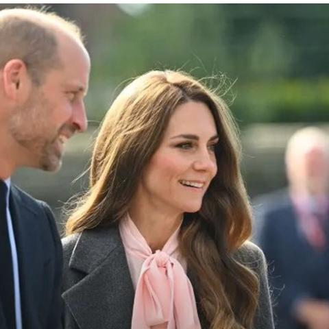 تفاصيل إطلالة كيت ميدلتون: معطف رمادي وبنطال واسع مع لمسة زهرية ناعمة