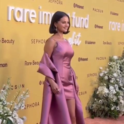 سيلينا غوميز بفستان قصير بنفسجي في حفل Rare Impact Fund