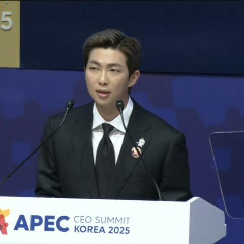 آر إم من BTS - قمة APEC CEO 2025 بكوريا - مصدر من يوتيوب