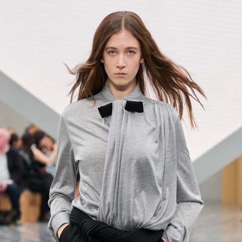 صنداي روز تسير على منصة ديور في أسبوع الموضة في باريس