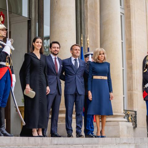 الأميرة رجوة بفستان كلاسيكي أسود بوشاح خلفي في فرنسا