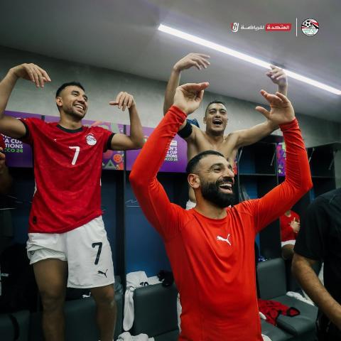احتفال اللاعبين بتأهل منتخب مصر