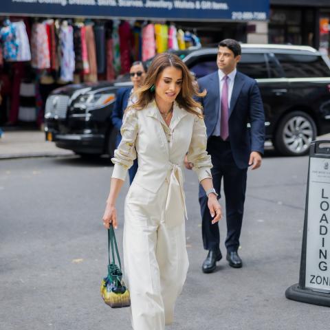 الملكة رانيا في نيويورك بإطلالة بيضاء من ماكس مارا وزيمرمان