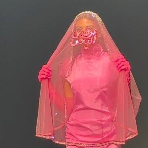 لمى العقيل تختتم عرض هندامي بإطلالة رمزية في أسبوع الموضة في الرياض