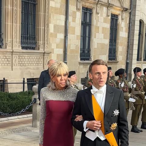 بريجيت ماكرون في لوكسمبورغ بفستان بوردو طويل بتفاصيل براقة