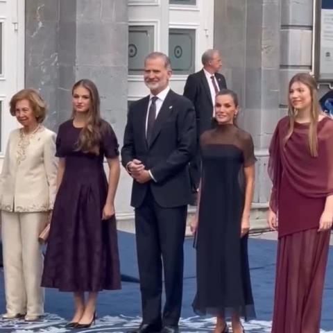 فساتين الملكة ليتيسيا وبناتها في جوائز أميرة أستورياس 2025