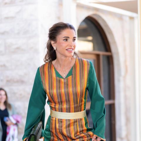 الملكة رانيا بثوب شرقي حيوي وحقيبة من جلد الثعبان من Nuniz Cairo