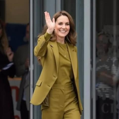 كيت ميدلتون تختار إطلالة بالأخضر الزيتوني من فيكتوريا بيكهام ورالف لورين في جمعية Home-Start Oxford