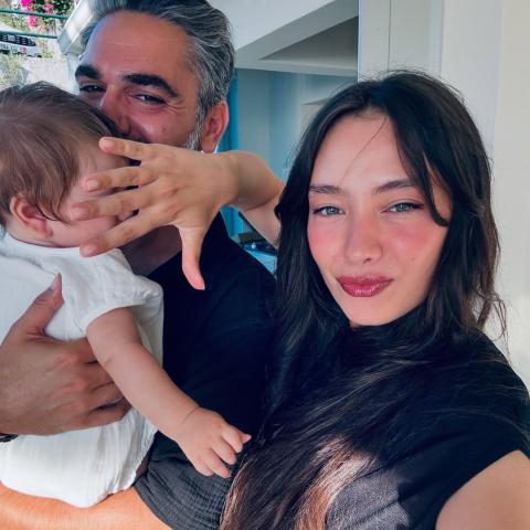 نسليهان أتاغول وزوجها قادير دوغلو و طفلهما عزيز - صورة من انستقرام