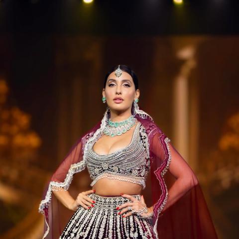 نورا فتحي بفستان زفاف مانيش مالهوترا في عرض الأزياء في دبي