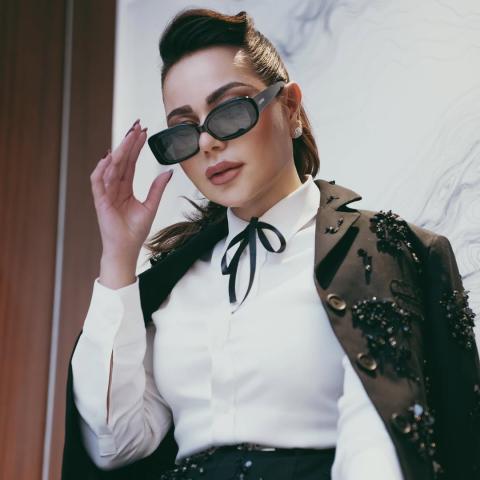 أسماء إبراهيم تتألق بلوك أبيض وأسود بطابع ريترو جميل