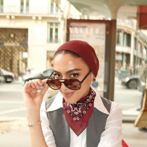 إطلالة يارا النملة في باريس: طقم رمادي مع وشاح بلمسة غربية