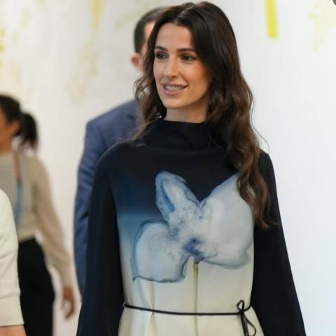 الأميرة رجوة بفستان من ماركة إيطالية وحقيبة مشرقة من درايز فان نوتن