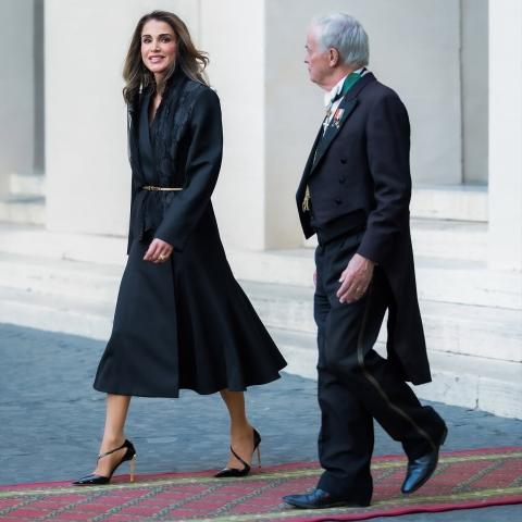 إطلالة أنيقة للملكة رانيا في الفاتيكان: معطف فندي وحقيبة ماكس مارا