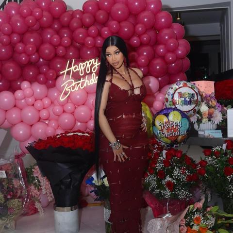 اطلالة كاردي بي في عيدها: تصميم مخصّص في يوم واحد من AndréDNA