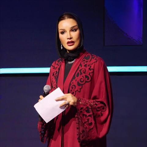 الشيخة موزا بعباية مخرمة بالدانتيل وحقيبة &quot;Doha&quot; من هرميس المحدودة الاصدار