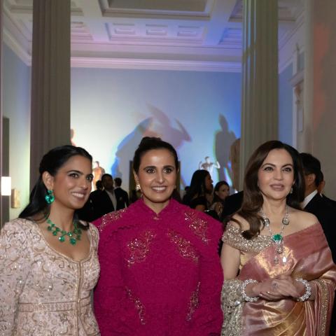 الشيخة المياسة في حفل المتحف البريطاني بتصميم بتطريز يدوي دقيق