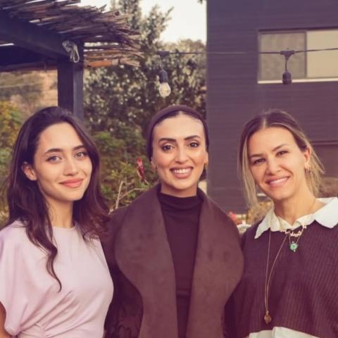 الأميرة جليلة بفستان فيكتوريا بيكهام وحقيبة Clio Peppiatt