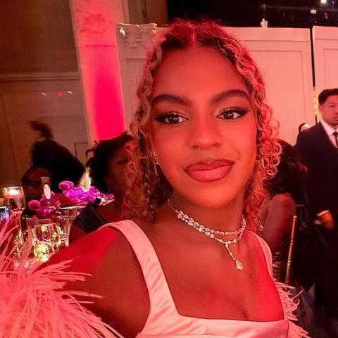 بلو آيفي كارتر بفستان وردي مع الريش في Angel Ball 2025