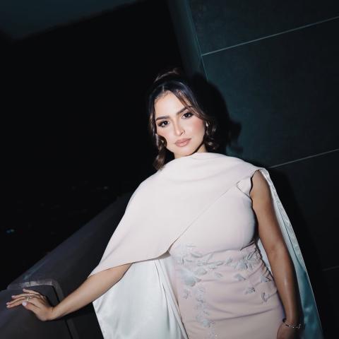 حلا الترك بفستان أبيض مطرز وكاب بتوقيع سعودي - الصورة من حساب حلا الترك على انستغرام بعدسة مهند ميرداد