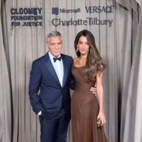 أمل كلوني بإطلالة من هوليوود القديمة في حفل جوائز &quot;ألبيز&quot;