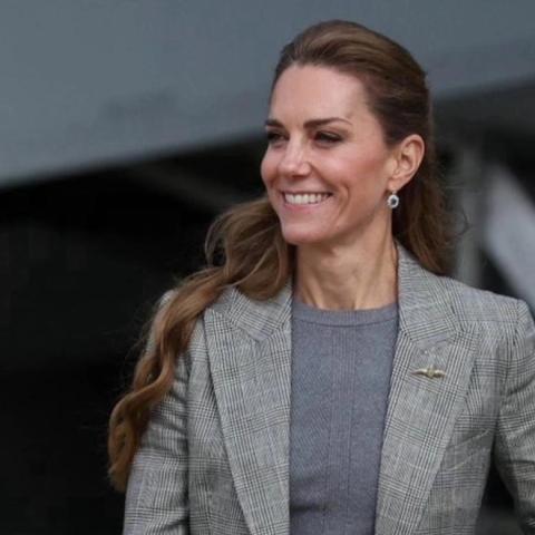 كيت ميدلتون ببدلة رمادية من بيلا فرويد وحذاء جيانفيتو روسي