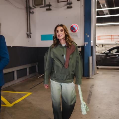 تفاصيل إطلالة الملكة رانيا العصرية في قمة One Young World - الصورة من تفاصيل إطلالة الملكة رانيا العصرية ©️ Royal Hashemite Court