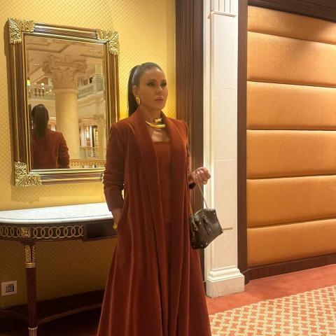 ديمة قندلفت باطلالة بلون خريفي من توقيع كارولين لانغ