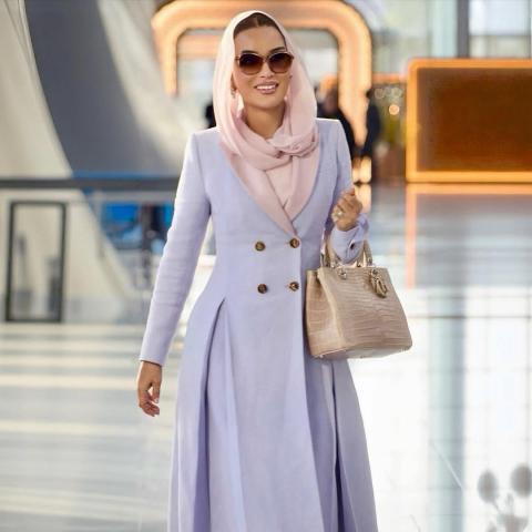 الشيخة موزا باطلالة بألوان باستيلية وحقيبة من ديور