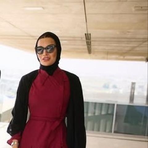 الشيخة موزا بفستان مخصص من Juan Vidal  وحقيبة Roger Vivier