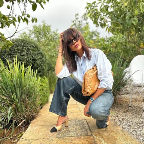 أمل بوشوشة تتألق بتدرجات الأزرق في إطلالة دنيم عصرية