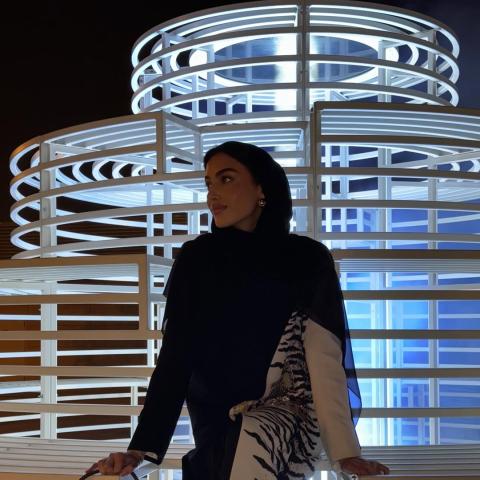 يارا النملة بعباية وحقيبة بطابع فني من فندي