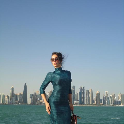 جورجينا رودريغيز ترتدي فستان فندي بأسلوب معكوس في قطر