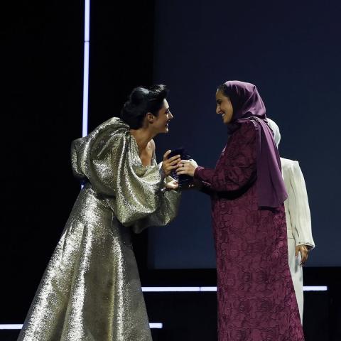 الشيخة المياسة بعباية باللون البورغندي مخرمة بأسلوب دقيق