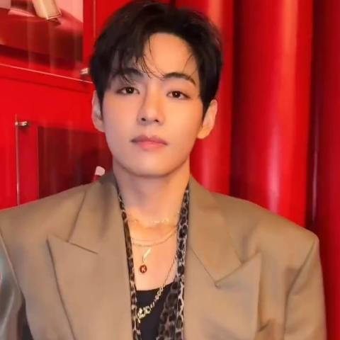 إطلالة كيم تايهيونغ في لوس أنجلوس بطابع Classic Old Money