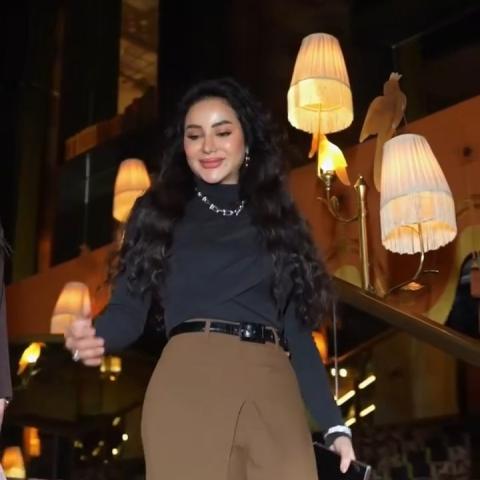 لوك عصري وأنيق: لجين عمران ببنطلون بقصة مبتكرة من ليم