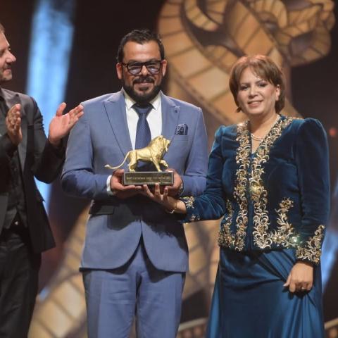 تكريم منذر رياحنة في مهرجان وهران السينمائي الدولي بدورته الثالثة عشرة