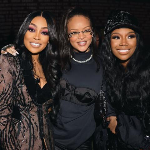 ريهانا وسط براندي ومونيكا - إنستغرام