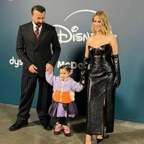 هازال كايا مع عائلتها - إكس