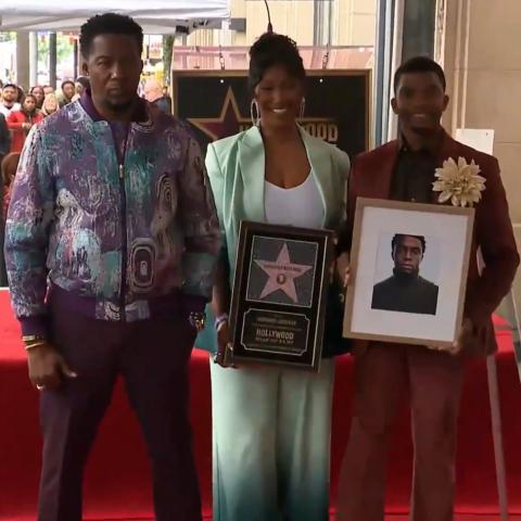 زوجة شادويك بوسمان مع شقيقيه - إكس