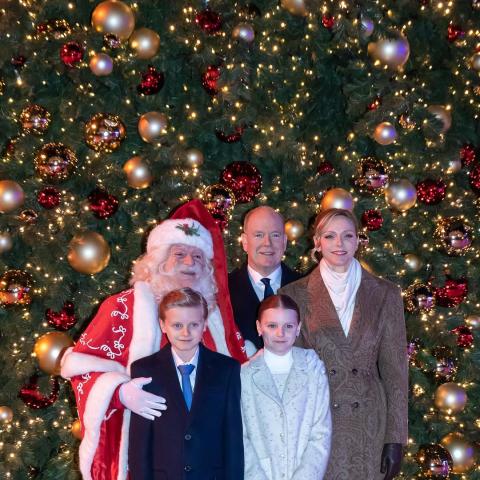 إطلالات الأميرة شارلين وابنتها في حفل إضاءة ساحة موناكو