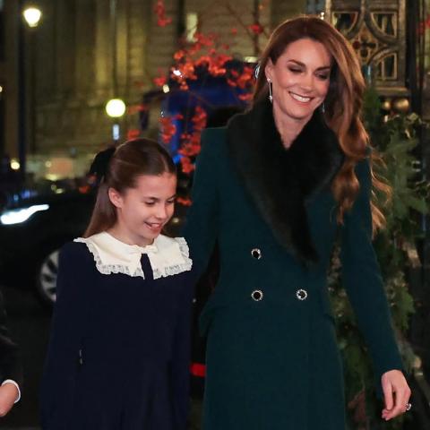 معطف كيت ميدلتون الأخضر وتنسيق تنورة التارتان من ميو ميو