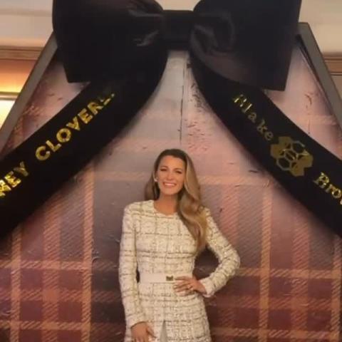 إطلالة بليك لايفلي بالتويد والريش بألوان هادئة