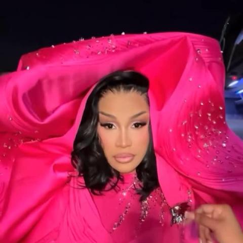 كاردي بي بـ Bodysuit غوراف غوبتا في أول ظهور لها بالسعودية