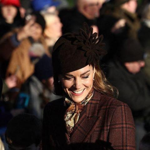 كيت ميدلتون تكسر تقاليد عيد الميلاد بمعطف بني بنقشة المربعات - الصورة من فيديو من انستغرام  Kate Middleton Styled