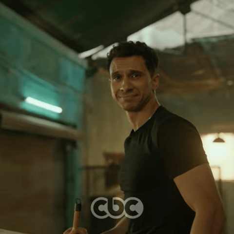 مشهد من برومو مسلسل بطل العالم