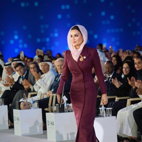 إطلالة الشيخة موزة بمعطف بورغندي من توقيع Thom Browne