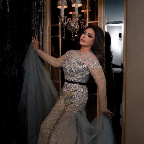 أحلام بفستان فخم مطرز بالذهب والفضة يدوية ومجوهرات من الذهب والتركواز