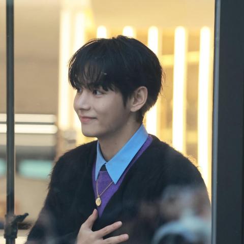 إطلالة كيم تايهونغ من سيلين تبرز موضة الـ Layering الشتوية