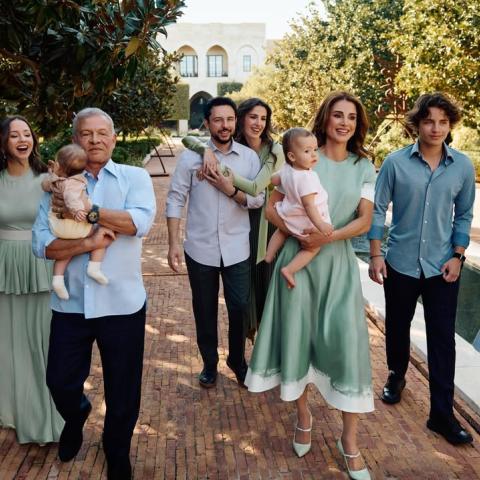 الملكة رانيا تنشر صورة عائلية بمناسبة الأعياد وتناغم الأناقة سيد الموقف